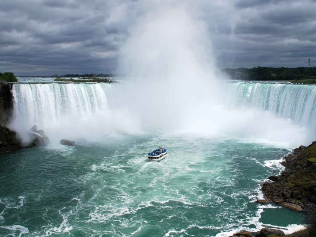 Niagra Falls with a boat and visitors